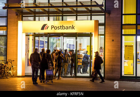 File d'attente à l'entrée du bureau de poste principal, Postbank, dans le centre-ville d'Essen, en Allemagne, à la gare centrale, Willy-marque-Platz, Banque D'Images