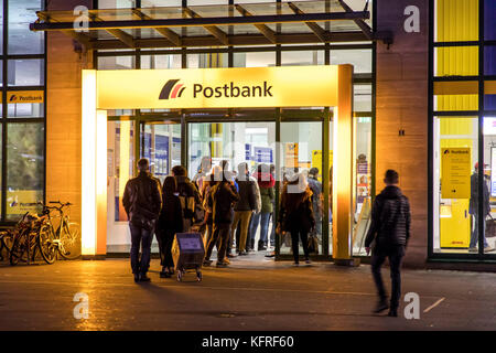 File d'attente à l'entrée du bureau de poste principal, Postbank, dans le centre-ville d'Essen, en Allemagne, à la gare centrale, Willy-marque-Platz, Banque D'Images