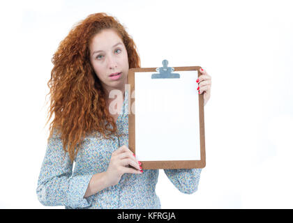 Belle femme présente une prancehta. L'espace pour la publicité, de l'information. papier vierge. une adolescente rousse a les cheveux bouclés et porte un fl Banque D'Images