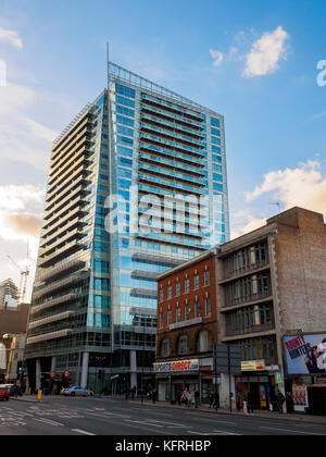 Le bâtiment relais dans une rue commerciale, Aldgate - Londres, Angleterre Banque D'Images