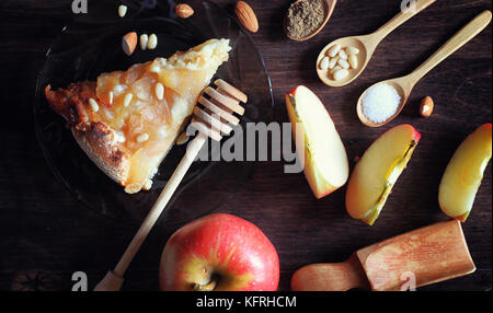 Charlotte aux pommes et noix. Préparation de la cuisson avec Apple Banque D'Images