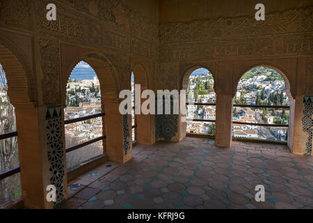 Vue sur la Crete du mirador dans la Torre de las Damas (Tour des Dames), Palacio del Partal, el Alhambra, Granada, Espagne Banque D'Images