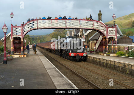 Un spécial vapeur sur la ligne de chemin de fer Settle-Carlisle passe par régler station, North Yorkshire, UK. La locomotive est Jubilé Class 'Leander'. Banque D'Images