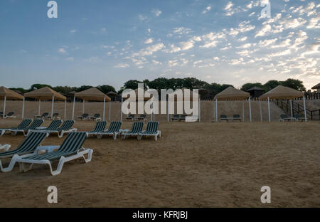 Early morning light à Holiday Inn Dead Sea Resort, avec des chaises longues de plage vide, Jordanie, Moyen-Orient Banque D'Images