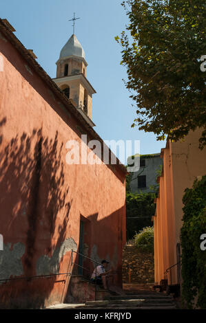 Corse : détails architecturaux de l'église de saint peint rose julie (XVI siècle) à nonza, un célèbre petit village sur la côte ouest du cap corse Banque D'Images