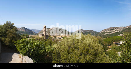 Corse : vue panoramique du 16e siècle, l'église de saint Martin à Patrimonio, petite ville de haute corse, entouré de vertes collines et vignobles Banque D'Images