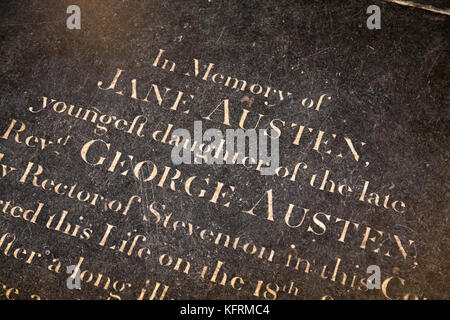 La tombe de Jane Austen monument en pierre dans la nef de la cathédrale de Winchester. UK. (75) Banque D'Images