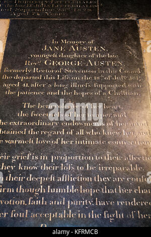 La tombe de Jane Austen monument en pierre dans la nef de la cathédrale de Winchester. UK. (75) Banque D'Images