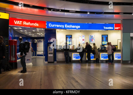 24 Remboursement de la TVA, et Bureau de change Travelex bureau exploité par ; la borne 3 / 3 à l'aéroport Heathrow de Londres. UK. (76) Banque D'Images