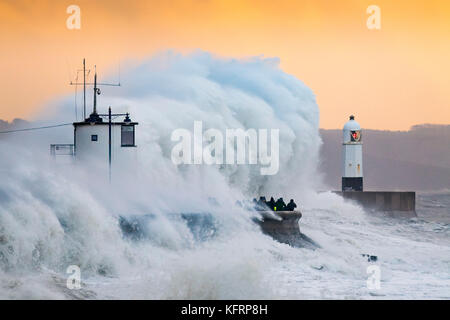 Les vagues s'écraser sur le mur du port pendant les brian à porthcawl, Galles du sud. le met office ont émis un avertissement de vent météo jaune et ha Banque D'Images