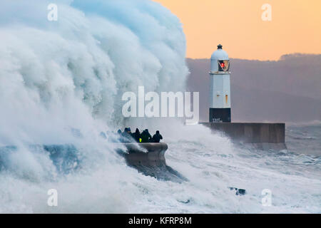 Les vagues s'écraser sur le mur du port pendant les brian à porthcawl, Galles du sud. le met office ont émis un avertissement de vent météo jaune et ha Banque D'Images