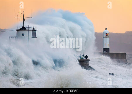 Les vagues s'écraser sur le mur du port pendant les brian à porthcawl, Galles du sud. le met office ont émis un avertissement de vent météo jaune et ha Banque D'Images