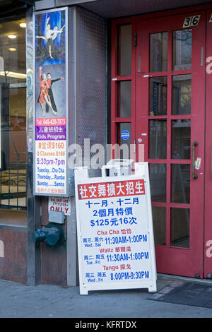 Un signe en chinois et anglais à l'extérieur de Studio M salle de bal, un studio de danse sur la rue Main à Chinatown, Flushing, New York. Banque D'Images