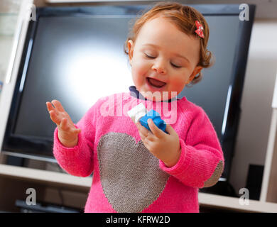 Bébé Enfant fille joue avec des blocs en caoutchouc souple Banque D'Images