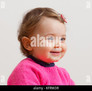 Portrait de la belle enfant bébé fille aux yeux bleus Banque D'Images