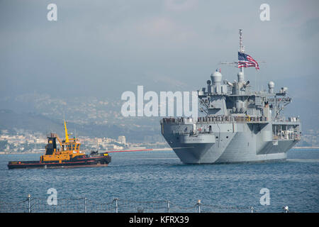 L’USS Mount Whitney (LCC 20) navigue dans l’océan Atlantique près de l ...