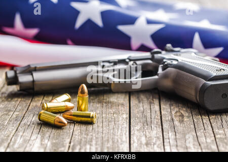 Les balles de pistolet, revolver et usa drapeau sur la vieille table en bois. Banque D'Images