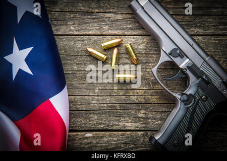 Les balles de pistolet, revolver et usa drapeau sur la vieille table en bois. Banque D'Images