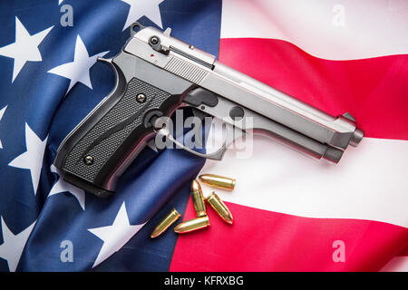 Les balles de pistolet, revolver sur usa flag. Banque D'Images