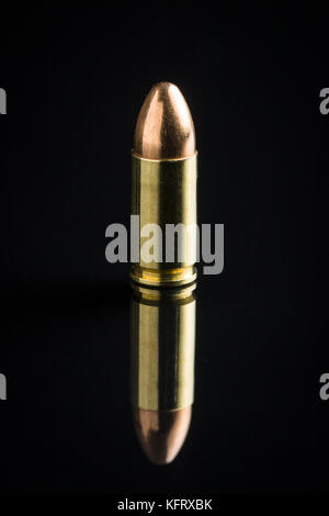 Balles de pistolet 9 mm sur table noire. Banque D'Images