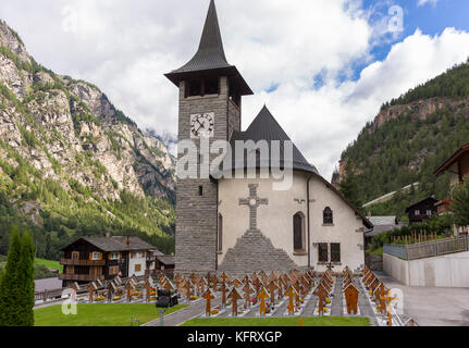 Herbriggen, Suisse - Eglise et cimetière de village. Banque D'Images