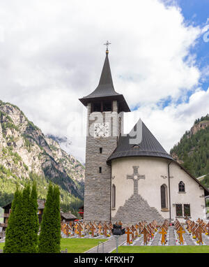 Herbriggen, Suisse - Eglise et cimetière de village. Banque D'Images