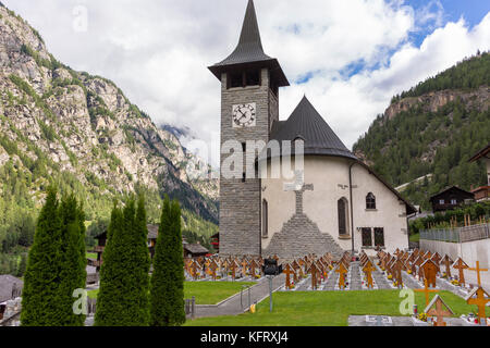 Herbriggen, Suisse - Eglise et cimetière de village. Banque D'Images