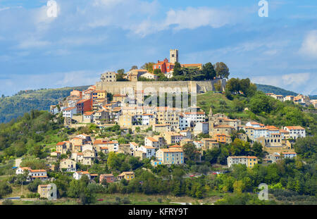 Vue de la célèbre vieille ville petite colline pittoresque sur motovun Istrie, Croatie. Banque D'Images