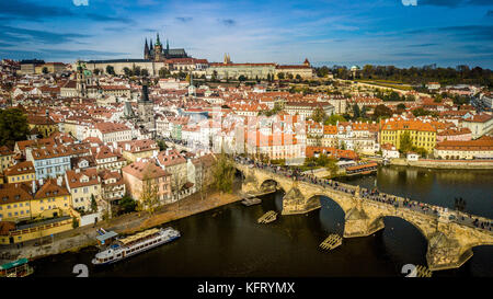 Prague cityscape, panorama vue aérienne du château de Prague et le pont Charles (Karluv Most) Banque D'Images