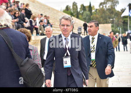 Athènes, Grèce. 31 octobre, 2017. L'ambassadeur des Etats-Unis à la grèce geoffrey ross pyatt au stade panathénaïque. La cérémonie de passation de la flamme olympique pour les jeux d'hiver de pyeongchang 2018, a eu lieu aujourd'hui à stade Panathénaïque en présence du président de la République hellénique Prokopis Pavlopoulos. crédit : dimitrios karvountzis/pacific press/Alamy live news Banque D'Images