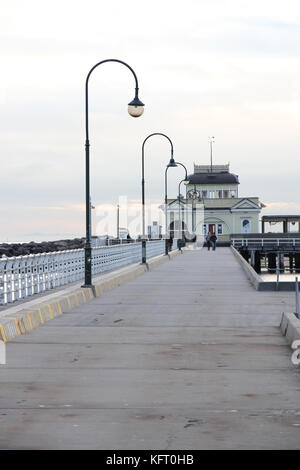 St Kilda Pier un jour d'hiver couvert, Melbourne, Australie Banque D'Images