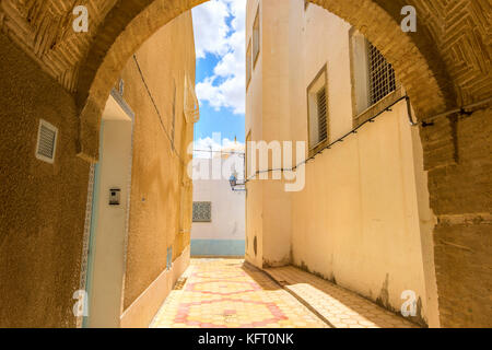 Vue urbaine avec ruelle de médina de Kairouan, Tunisie en Afrique du Nord. Banque D'Images