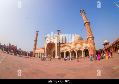 Delhi, Inde - le 27 septembre 2017 : marche des personnes non identifiées, en face d'un merveilleux temple Jama Masjid, c'est la plus grande mosquée musulmane en Inde. Delhi, Inde, effet oeil de poisson Banque D'Images