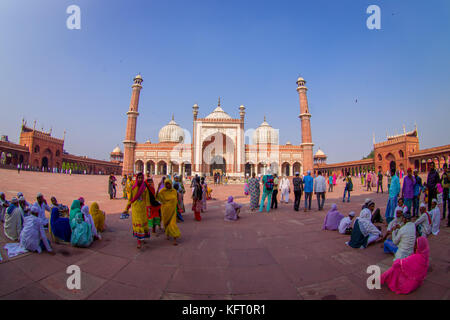 Delhi, Inde - le 27 septembre 2017 : foule de personnes à pied en face d'un merveilleux temple Jama Masjid, c'est la plus grande mosquée musulmane en Inde. Delhi, Inde, effet oeil de poisson Banque D'Images