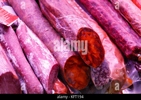 Le rouge et le chorizo bars prêt à la consommation Banque D'Images