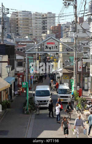 Vue surélevée sur le quartier commerçant de Yanaka Ginza à Tokyo, Japon Banque D'Images