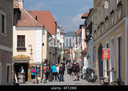 Les touristes faisant leur chemin le long de la Hauptstraße (rue principale) de Dürnstein, l'une des destinations touristiques les plus populaires dans la région de Wachau Banque D'Images