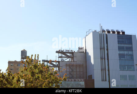 NEW YORK - 20 OCTOBRE 2017 : les touristes prennent la vue depuis le toit du Whitney Museum of American Art, qui se trouve à la fin du High Lin Banque D'Images