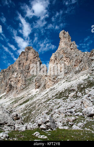 Le grand cir et pice danter cir les pizes le Passo Gardena ou grodnerjoch près de la télécabine dantercepies Val Gardena et Alta Badia Dolomites Italie Banque D'Images