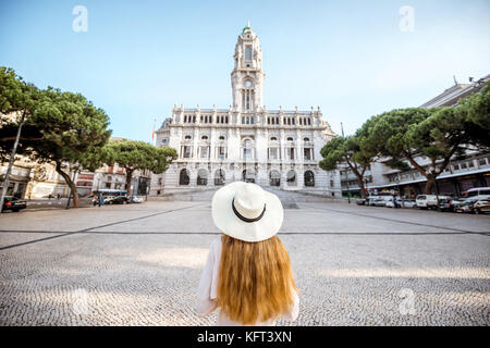 Femme voyageant dans la ville de Porto Banque D'Images