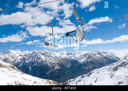 Télésiège deux sièges l'un contre l'autre le paysage hivernal de alpes austiran Banque D'Images