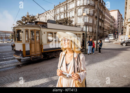 Femme voyageant dans la ville de Porto Banque D'Images