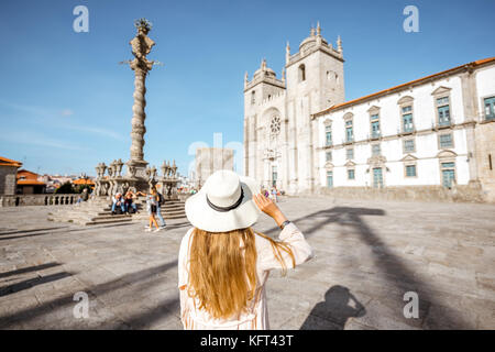 Femme voyageant dans la ville de Porto Banque D'Images