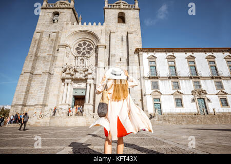 Femme voyageant dans la ville de Porto Banque D'Images