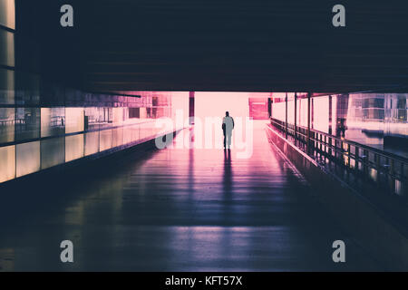 Silhouette d'une seule personne qui marche dans le tunnel Banque D'Images