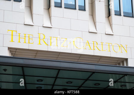 Berlin, Allemagne - octobre 2017 : le Ritz Carlton logo sur l'extérieur du bâtiment de l'hôtel Ritz Carlton à Berlin, Allemagne Banque D'Images