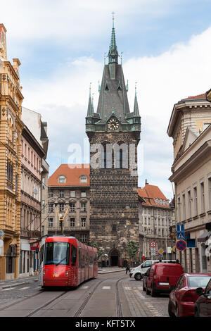 Tramway rouge moderne à Prague, République tchèque Banque D'Images