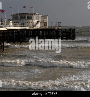 AJAXNETPHOTO. 2017. WORTHING, Sussex, Angleterre. -Vent d'automne - MER GROSSE BATTER LA CÔTE. PHOTO:JONATHAN EASTLAND/AJAX REF:GX173110 398 2 Banque D'Images