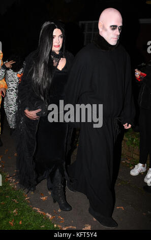 John Bishop (à droite) arrive à une fête d'Halloween organisée par Jonathan Ross chez lui dans le nord de Londres. Banque D'Images