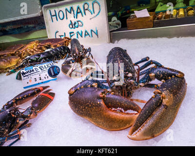 Homard BLEU BRETAGNE FRANCE Concarneau Marché aux poissons quotidien hall avec haute saison 'Homard des Glenan' homard bleu sur l'écran à vendre Bretagne France Banque D'Images